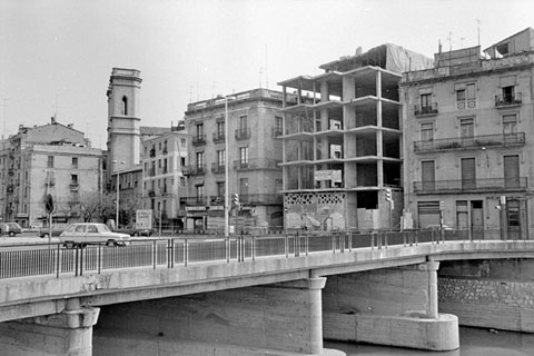 L'edifici d'Euritmia a la cantonada del carrer dels Banyoles i la plaça Catalunya. 1982