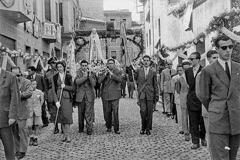 Processó de la Mare de Déu de Fàtima al seu pas per carrer de les Hortes. Al fons, l'església de Santa Susanna i l'actual Museu del Cinema. 1951