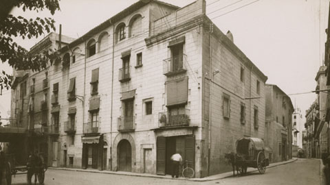 Carros circulant pel carrer Santa Clara a l'altura del carrer Hortes. 1910