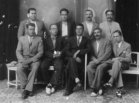 Retrat de grup dels membres de la Federació de Flaquers de les Terres Gironines. A dalt, Taularia, Llonch, Centenys. A baix: Teixidor, Arilas i Joan Dalmau Pla, amb fleca al carrer Hortes. 1930