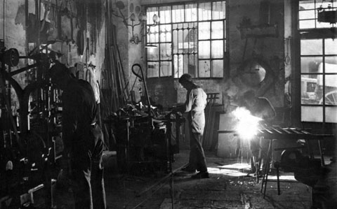 Interior del taller Cadenas al carrer Nou. 1920