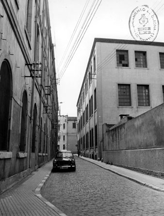 Carrer de la Sèquia. A banda i banda, diferents edificis de la fàbrica Grober. 1974