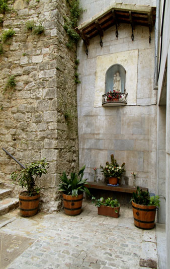 Fornícula de la Mare de Déu de la Mercè al carrer dels Vern. 2006