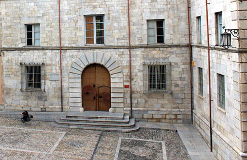 Vista actual de la plaça de la Catedral on s'observen els graons de la Casa Pastors. 2014