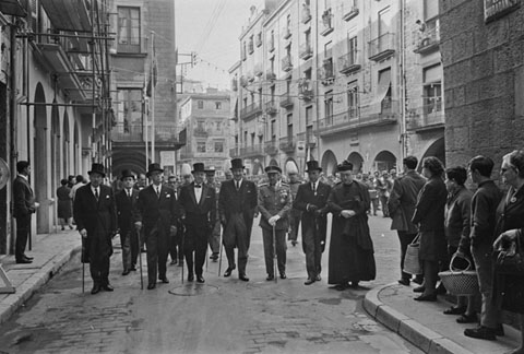 Fires de Sant Narcís. Les autoritats entrant al carrer Ciutadans des de la plaça del Vi. D'esquerra a dreta, el delegat provincial d'Hisenda, Joaquim Casanovas Ogués, el president de l'Audiència Provincial, José Mara Mesa Fernández, l'alcalde, Josep Bonet Cuffí, el governador civil, Ramón Muñoz González, el governador militar, Emerio Feliu Oliver, el president de la Diputació, Pere Ordis Llach i un sacerdot. 1968