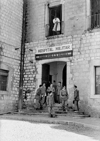Grup de soldats a l'entrada de l'hospital militar al convent de la Mercè. 1956