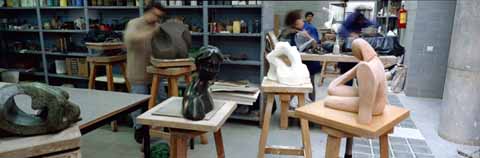 Alumnes assistint als tallers d'escultura al Centre Cultural de la Mercà. 1993