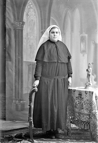 Retrat d'estudi de la postulant Cecília Aguilera, de les Germanes de Sant Josep. 1929