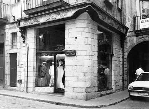 Escultura Viva, fris decoratiu de l'artista Lluïs Güell situat a la façana cantonera d'un edifici del carrer Cort Reial. 1985