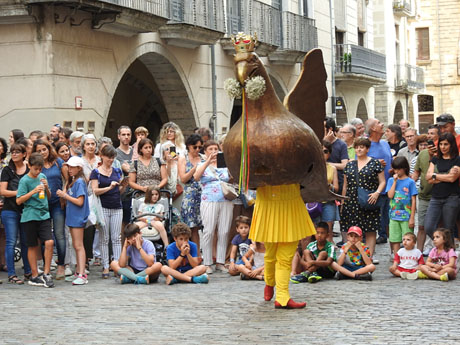 Arribada a la pla&ccedil;a del Vi i ball de l'&Agrave;liga de la Ciutat