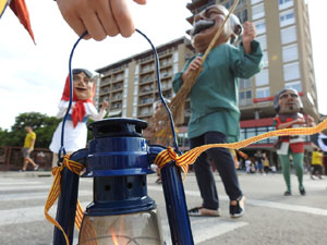 Cercavila de la Flama del Canig&oacute; 2023 fins la pla&ccedil;a del Vi