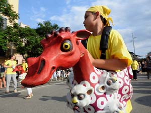 Cercavila de la Flama del Canig&oacute; 2023 fins la pla&ccedil;a del Vi
