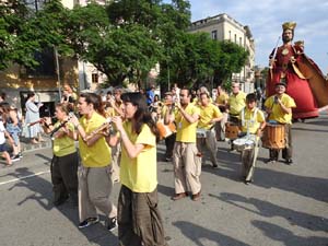 Cercavila de la Flama del Canig&oacute; 2023 fins la pla&ccedil;a del Vi