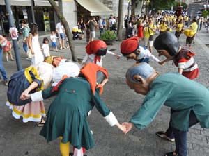 Cercavila de la Flama del Canig&oacute; 2023 fins la pla&ccedil;a del Vi