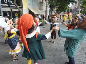 Cercavila de la Flama del Canig&oacute; 2023 fins la pla&ccedil;a del Vi