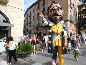 Cercavila de la Flama del Canig&oacute; 2023 fins la pla&ccedil;a del Vi