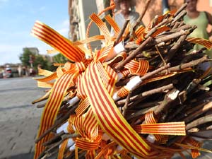 Cercavila de la Flama del Canig&oacute; 2023 fins la pla&ccedil;a del Vi