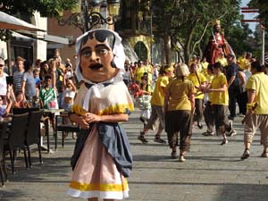 Cercavila de la Flama del Canig&oacute; 2023 fins la pla&ccedil;a del Vi