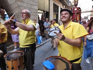Cercavila de la Flama del Canig&oacute; 2023 fins la pla&ccedil;a del Vi