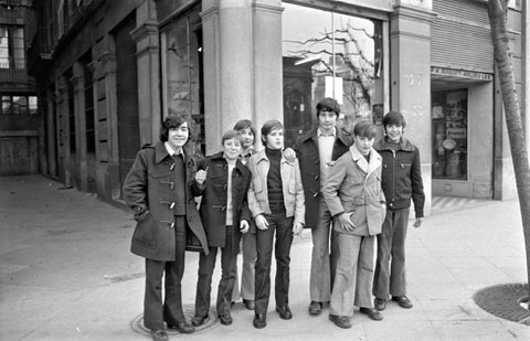 Festa de Sant Tomàs d'Aquino, patró dels estudiants. Retrat d'un grup d'estudiants a l'encreuament entre la Rambla de la Llibertat i el carrer dels Germans Busquets. 1974