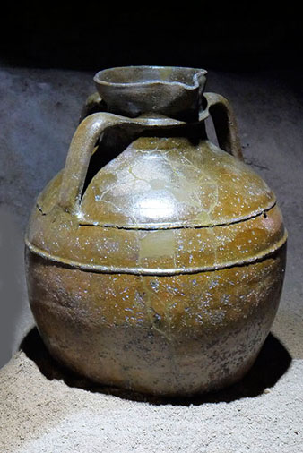 Gerra de cer&agrave;mica vidriada, segles XII-XIII. Durant unes excavacions arqueol&ograve;giques (2012-2013) al pati interior del Museu d'Hist&ograve;ria dels Jueus, es van localitzar les estructures d'una casa del segle XIII que havia estat derru&iuml;da a finals del segle XIV. Aquesta gran pe&ccedil;a estava encastada dins els murs interiors de la casa