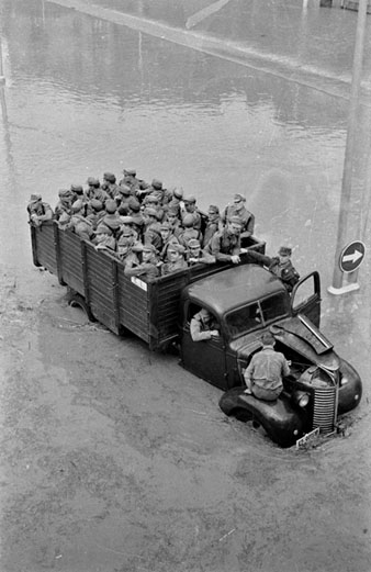 Inundaci&oacute; de 1963. Vista enlairada d'un cami&oacute; de soldats retingut a l'avinguda Ramon Folch. S'observa un dels soldats intentant reparar el motor del vehicle