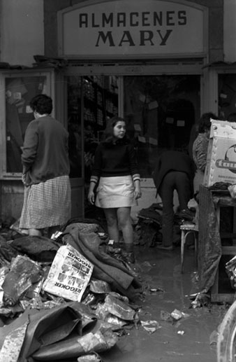 Desperfectes provocats per les inundacions a l'establiment Magatzems Mary. 1970