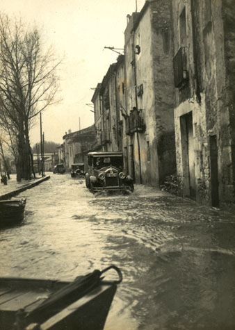 El carrer de Pedret inundat despr&eacute;s del desbordament del riu Ter. 1940