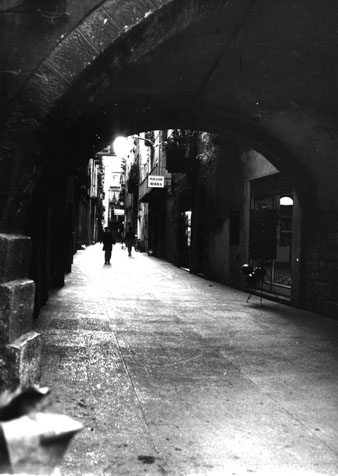 El carrer Mercaders des de la pla&ccedil;a de les Castanyes. 1993