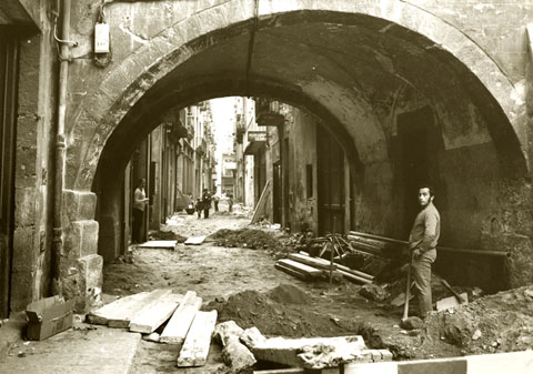 Obres de reforma del carrer Mercaders. 1973