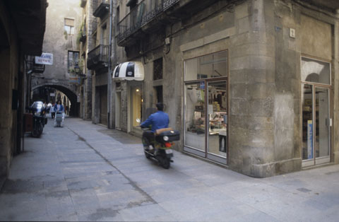 El carrer Mercaders a l'encreuament amb el carrer de la Neu. 1990