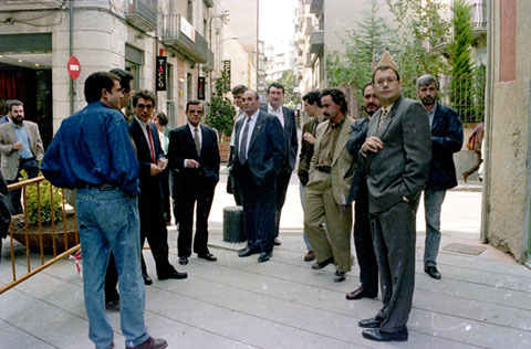 Inauguració de la reforma urbana del sector del Mercadal. Les autoritats a l'encreuament entre el carrer Nord i el carrer Anselm Clavé. D'esquerra a dreta s'identifiquen els regidors, Manel Serra Pardàs (tercer), Andreu Otero Triola (setè), Tomàs Sobrequés Callicó (novè), Joan Pluma Vilanova (desè) i Josep Maria Matamala Alsina, al fons a la dreta. 1994