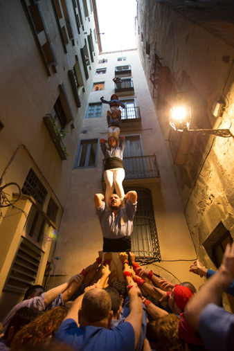 Castells de vigília de Fires de Sant Narcís. Els Marrecs de Salt carregant un pilar de 5 a la plaça dels Raïms. 2017