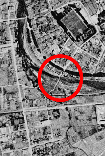 Imatge aèria de 1946. Encerclat, lemplaçament tradicional del pont