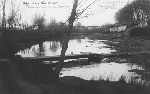 Lample llit del riu Onyar en sortir del congost, amb una palanca per travessar-lo, el 1911