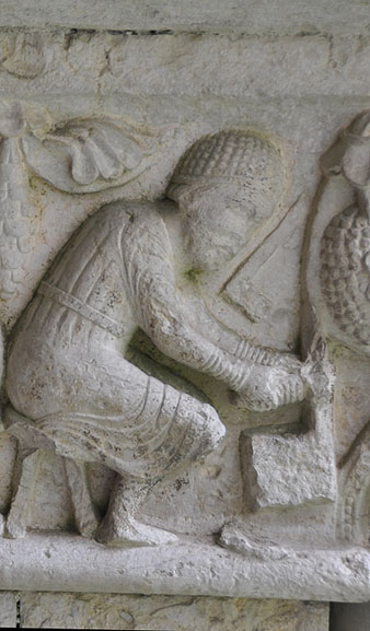 Picapedrer en un fris del claustre de la Catedral de Girona, segona meitat del segle XII