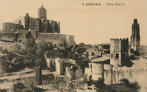 Vista de la Catedral de Girona i de l'espai que posteriorment ocuparà el Passeig Arqueològic des de la pujada de Montjuïc. 1896