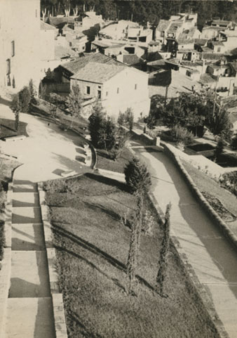 Vista del Passeig Arqueològic. En segon terme, al centre, les Sarraïnes. 1960