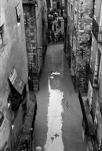 Els Quatre Cantons inundats. Als fons les escales de la placeta del Correu Vell. 1962