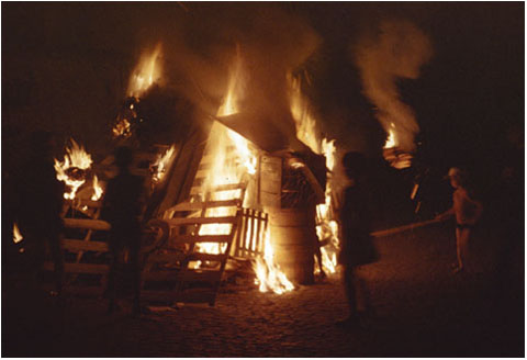Foguera de Sant Joan en un carrer de la ciutat de Girona. 1960