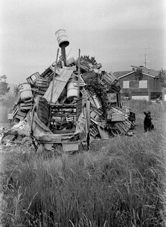 Una foguera de Sant Joan en un descampat del barri de Palau. 1974