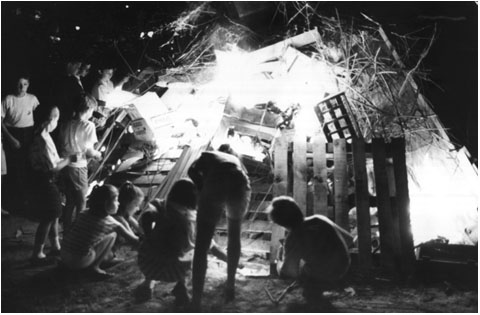 Foguera de Sant Joan en un carrer de la ciutat de Girona. 1989