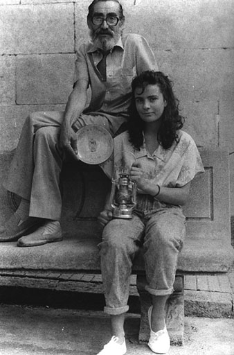 Consol Carós, portadora de la flama del Canigó amb Leandre Herrera, organitzador de la revetlla de Sant Joan. 1988