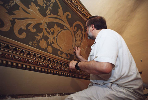 Ricard Renart treballant en les tasques de restauraci&oacute; de les pintures murals de l'antic menjador del restaurant de l'Hotel Centre de Girona, posteriorment depend&egrave;ncies de l'Ajuntament de Girona. 1980