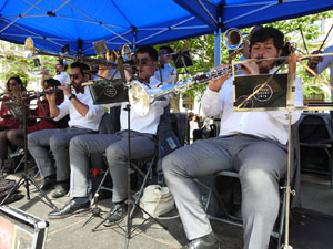 Sant Jordi 2023. Audici&oacute; de sardanes amb la Cobla Bisbal Jove