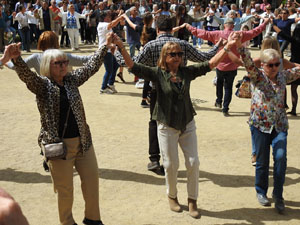 Sant Jordi 2023. Audici&oacute; de sardanes amb la Cobla Bisbal Jove