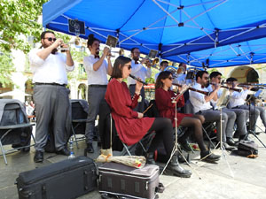 Sant Jordi 2023. Audici&oacute; de sardanes amb la Cobla Bisbal Jove