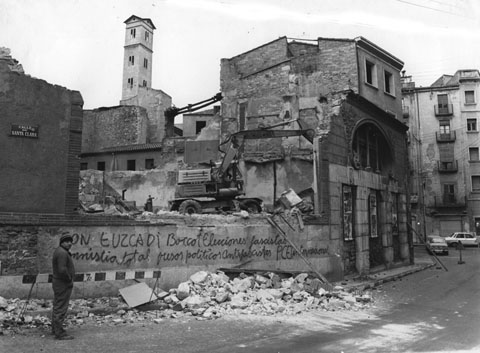 Màquina treballant en les obres d'enderrocament de la Fàbrica Grober al carrer Santa Clara. 1978