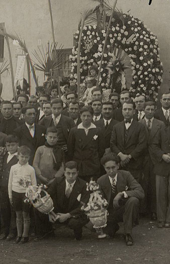Caramelles i carrossa de l'Orfe&oacute; Cardon&iacute; del Patronat Obrer de Cardona. 1933