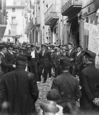 Cantada de Caramelles en una pla&ccedil;a d'Arb&uacute;cies. 1926